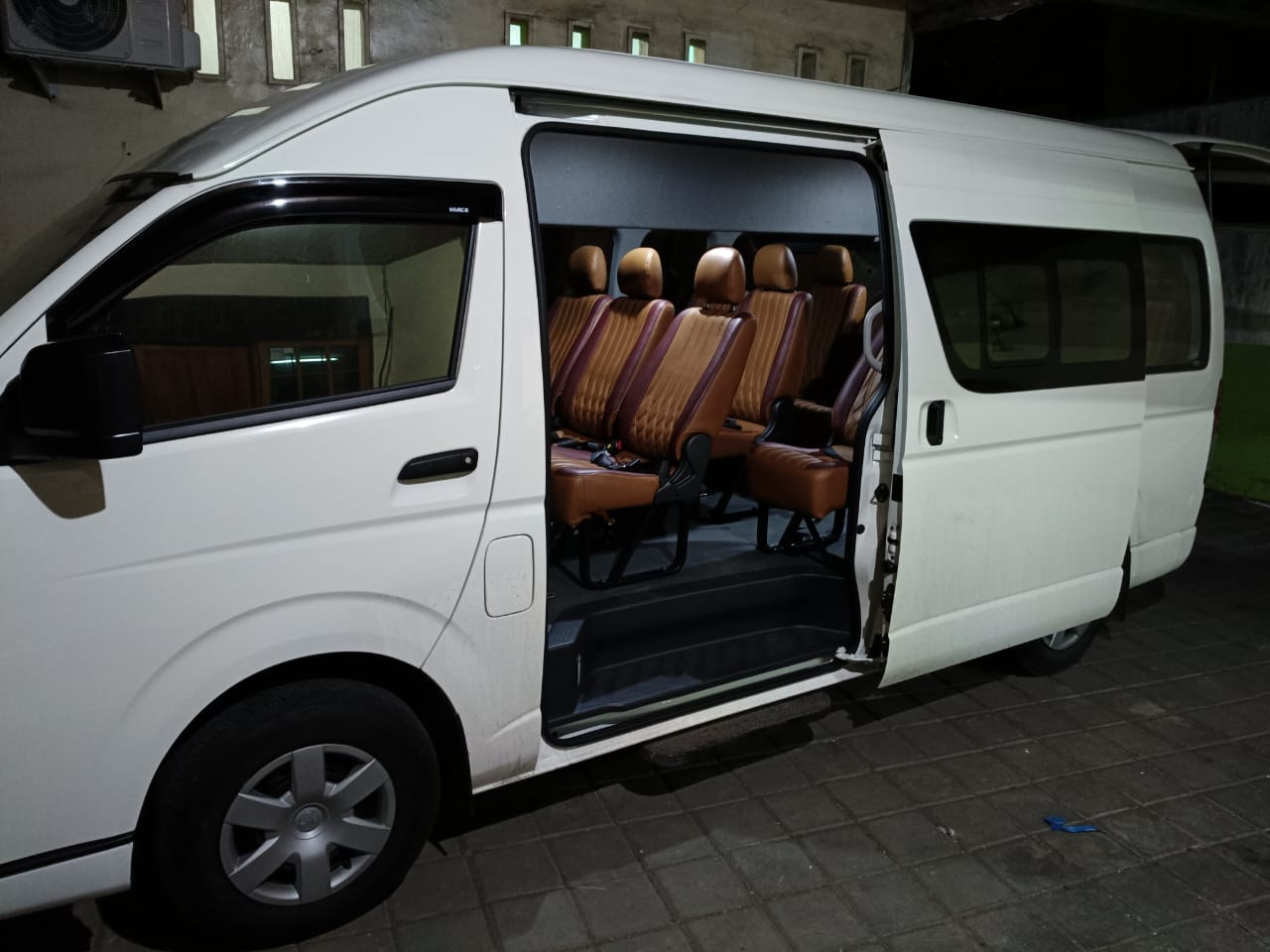Toyota Hiace Commuter - Image 1